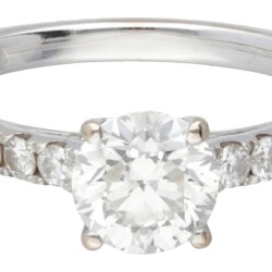 18 kt. Witgouden shoulder ring bezet met ca. 1.21 ct. diamant.