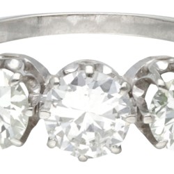 14 kt. Witgouden 3-steens ring bezet met 1.70 ct. diamant.