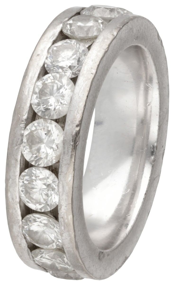 18 kt. Witgouden alliance ring bezet met ca. 3.90 ct. diamant.