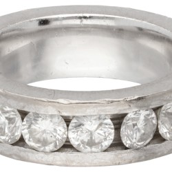 18 kt. Witgouden alliance ring bezet met ca. 3.90 ct. diamant.