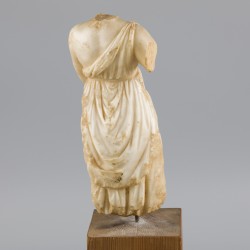 Een marmeren sculptuur van een meanade, Italië, 300 na Chr.