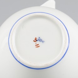 Een porseleinen koffiepot en roomstel. Meissen, 20e eeuw.