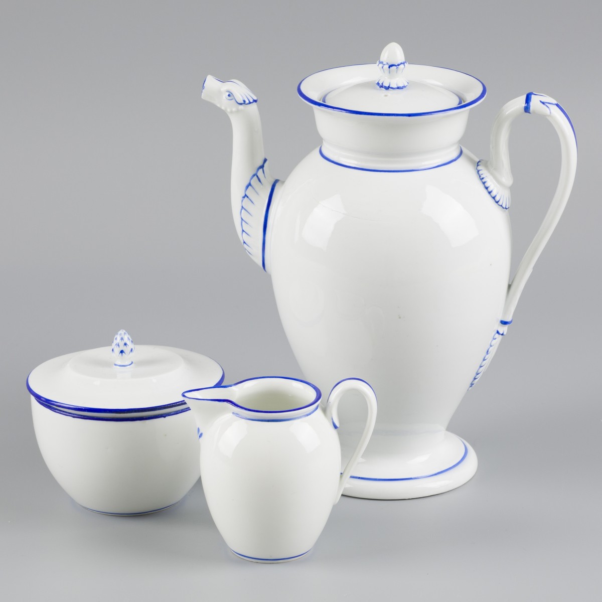 Een porseleinen koffiepot en roomstel. Meissen, 20e eeuw.
