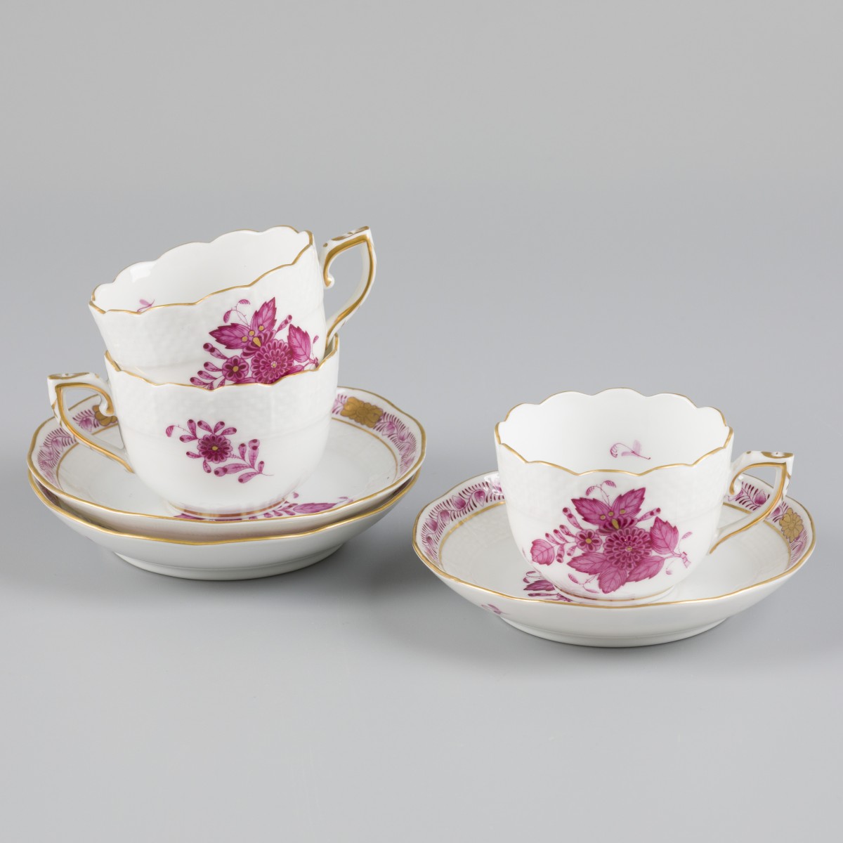 Een set van (3) Herend kop-en-schotels, Apponyi-decor, Hongarije, 20e eeuw.