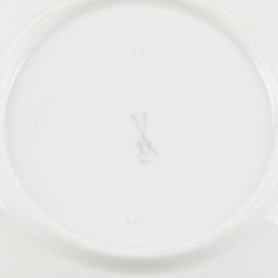 Een set van (3) Meissen kop-en-schotels, blank, Duitsland, 20e eeuw.