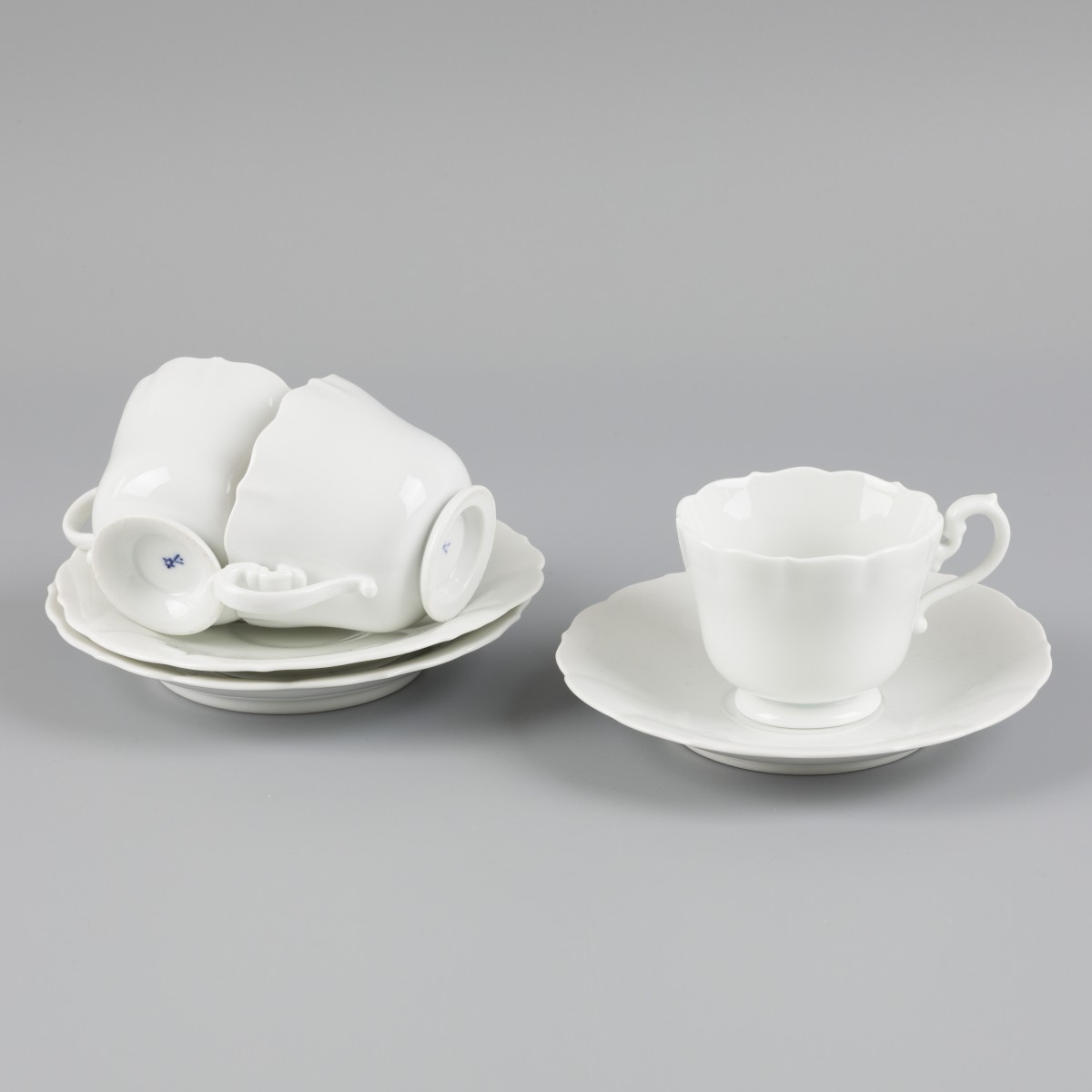 Een set van (3) Meissen kop-en-schotels, blank, Duitsland, 20e eeuw.