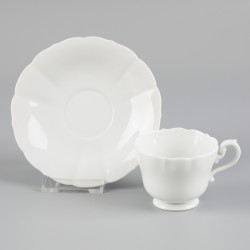 Een set van (3) Meissen kop-en-schotels, blank, Duitsland, 20e eeuw.