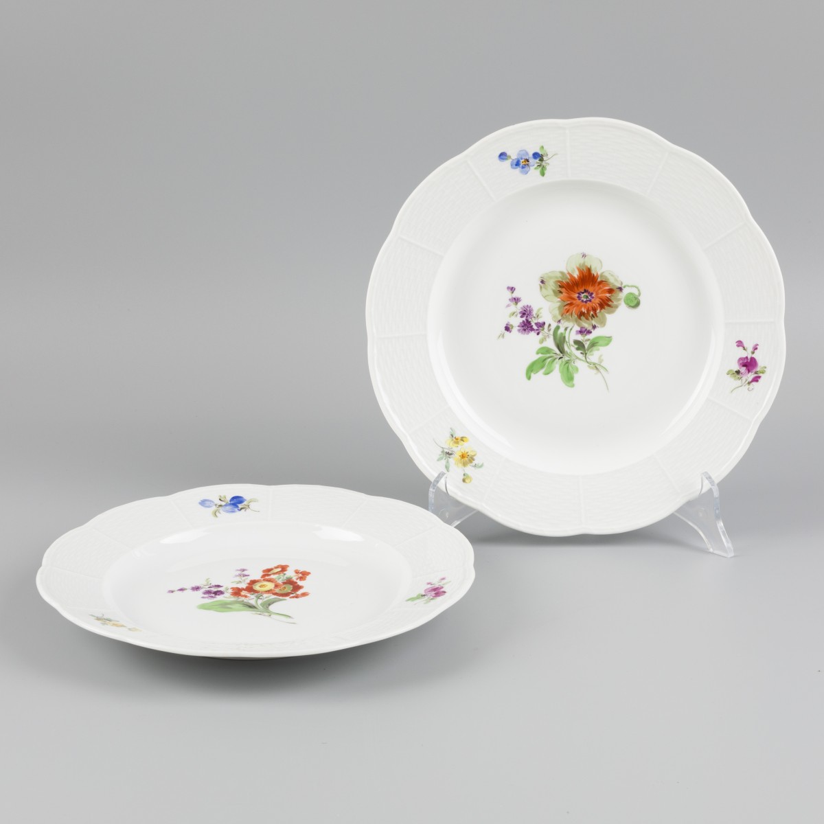 Een set van (2) porseleinen Meissen dinerborden, Duitsland, 20e eeuw.