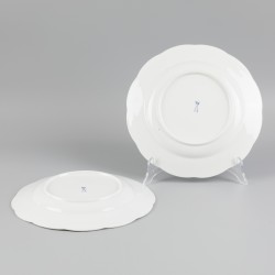 Een set van (2) porseleinen Meissen dinerborden, Duitsland, 20e eeuw.