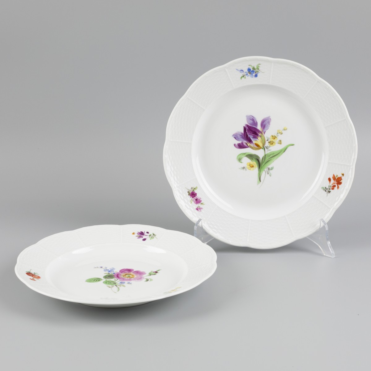 Een set van (2) porseleinen Meissen dinerborden, Duitsland, 20e eeuw.