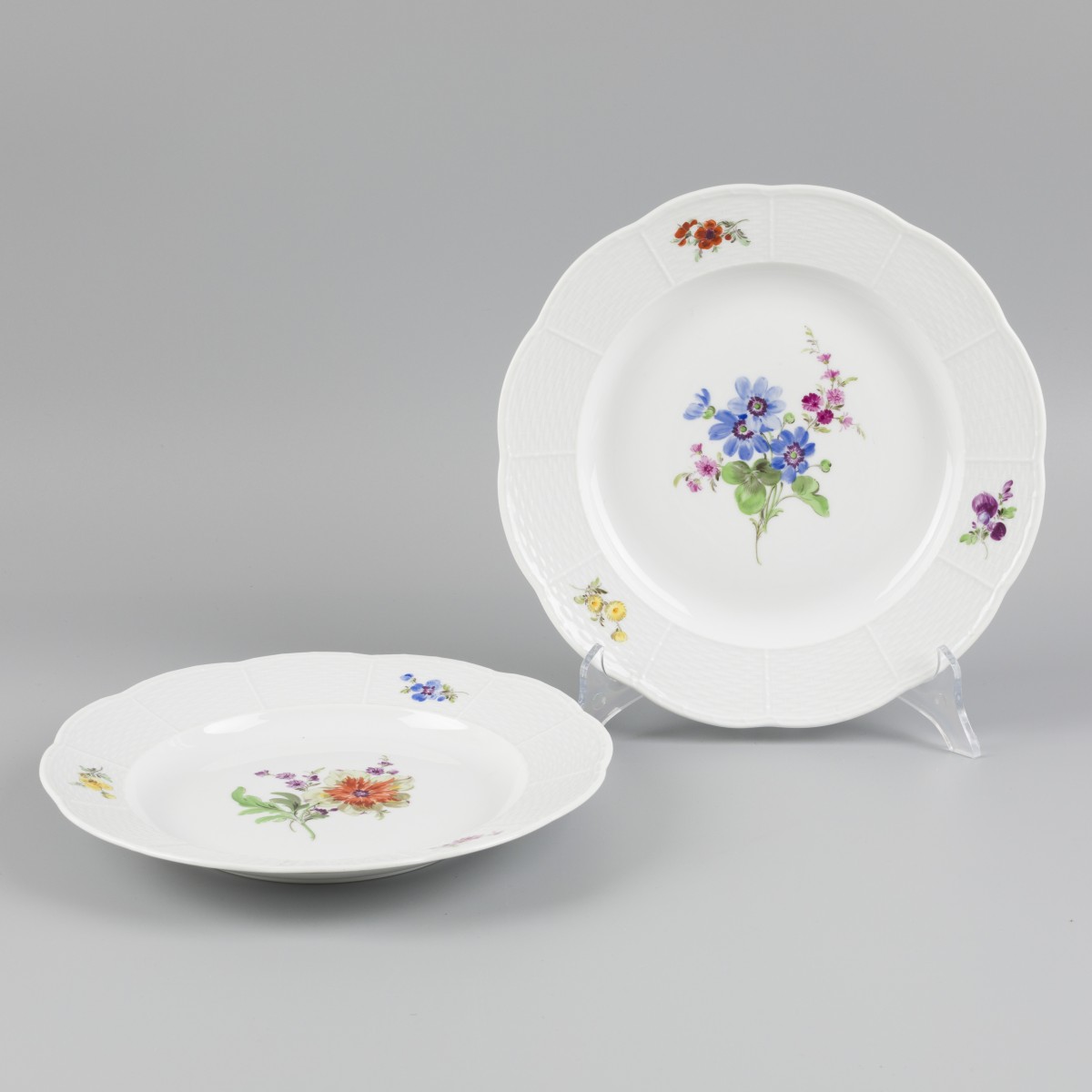 Een set van (2) porseleinen Meissen dinerborden, Duitsland, 20e eeuw.