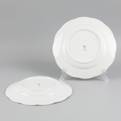 Een set van (2) porseleinen Meissen dinerborden, Duitsland, 20e eeuw.