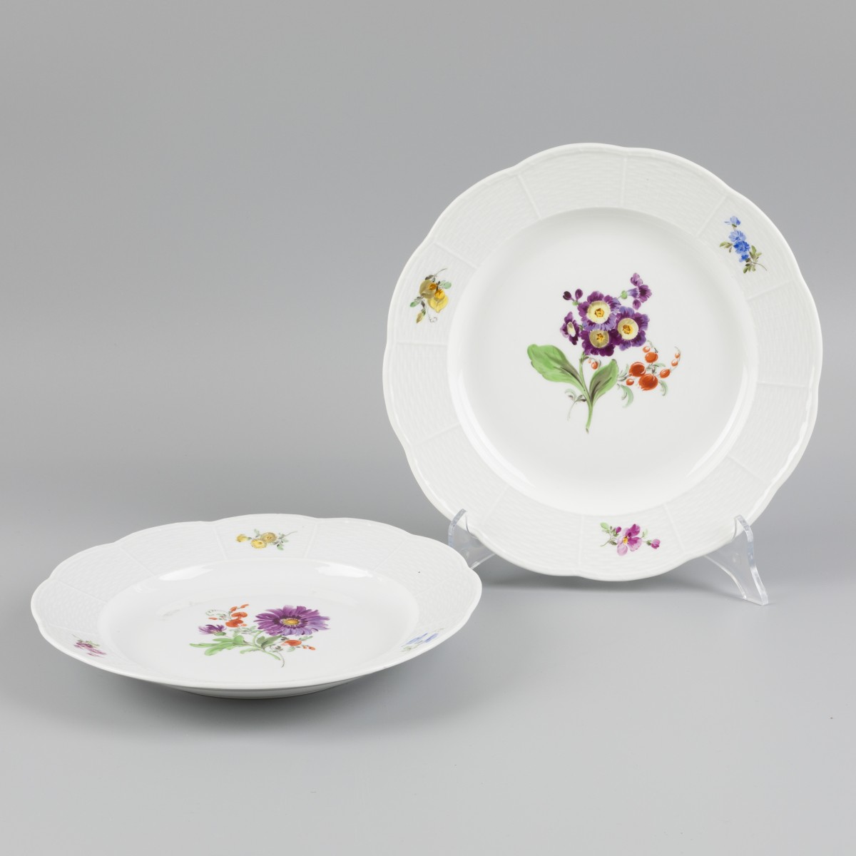 Een set van (2) porseleinen Meissen dinerborden, Duitsland, 20e eeuw.