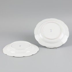 Een set van (2) porseleinen Meissen kleine- / ontbijtborden, Duitsland, 20e eeuw.
