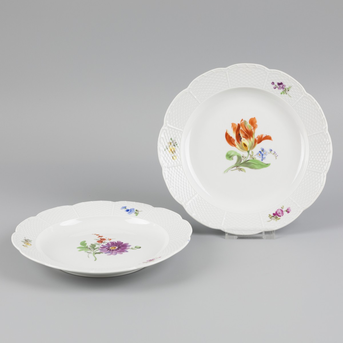 Een set van (2) porseleinen Meissen kleine- / ontbijtborden, Duitsland, 20e eeuw.
