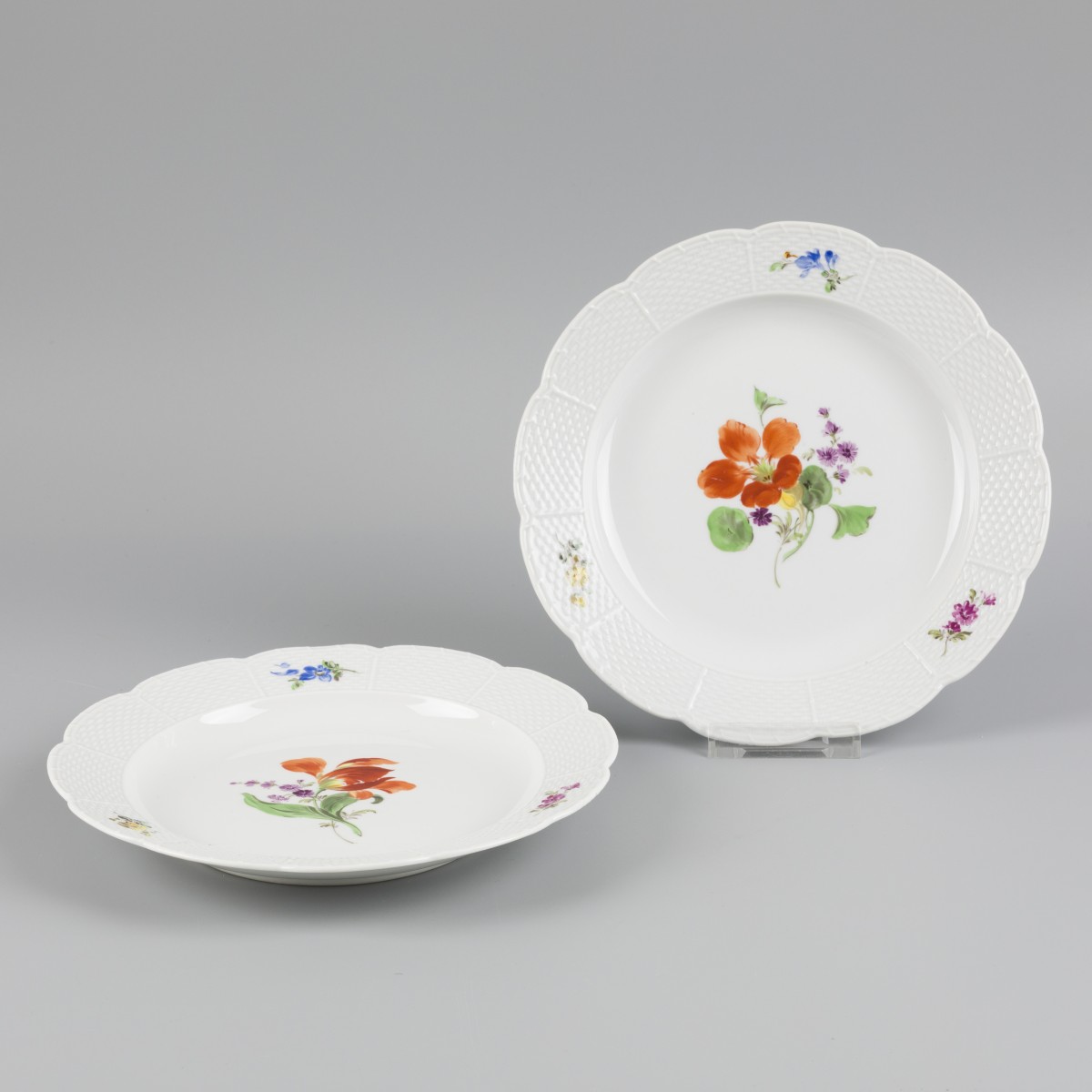 Een set van (2) porseleinen Meissen kleine- / ontbijtborden, Duitsland, 20e eeuw.