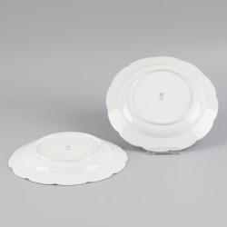 Een set van (2) porseleinen Meissen kleine- / ontbijtborden, Duitsland, 20e eeuw.