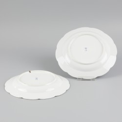 Een set van (2) porseleinen Meissen kleine- / ontbijtborden, Duitsland, 20e eeuw.