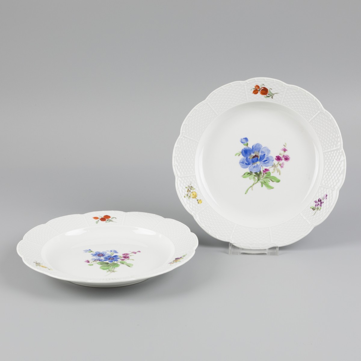 Een set van (2) porseleinen Meissen kleine- / ontbijtborden, Duitsland, 20e eeuw.