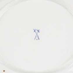 Een set van (3) porseleinen Meissen kleine- / ontbijtborden, Duitsland, 20e eeuw.