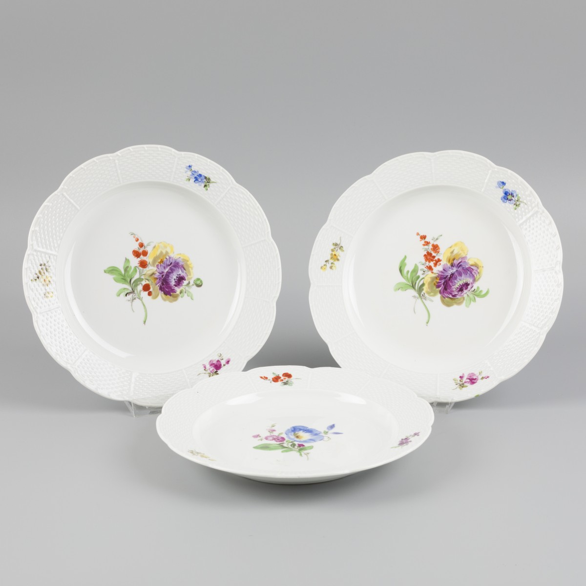 Een set van (3) porseleinen Meissen kleine- / ontbijtborden, Duitsland, 20e eeuw.