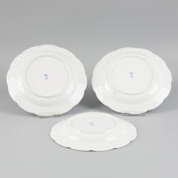 Een set van (3) porseleinen Meissen kleine- / ontbijtborden, Duitsland, 20e eeuw.