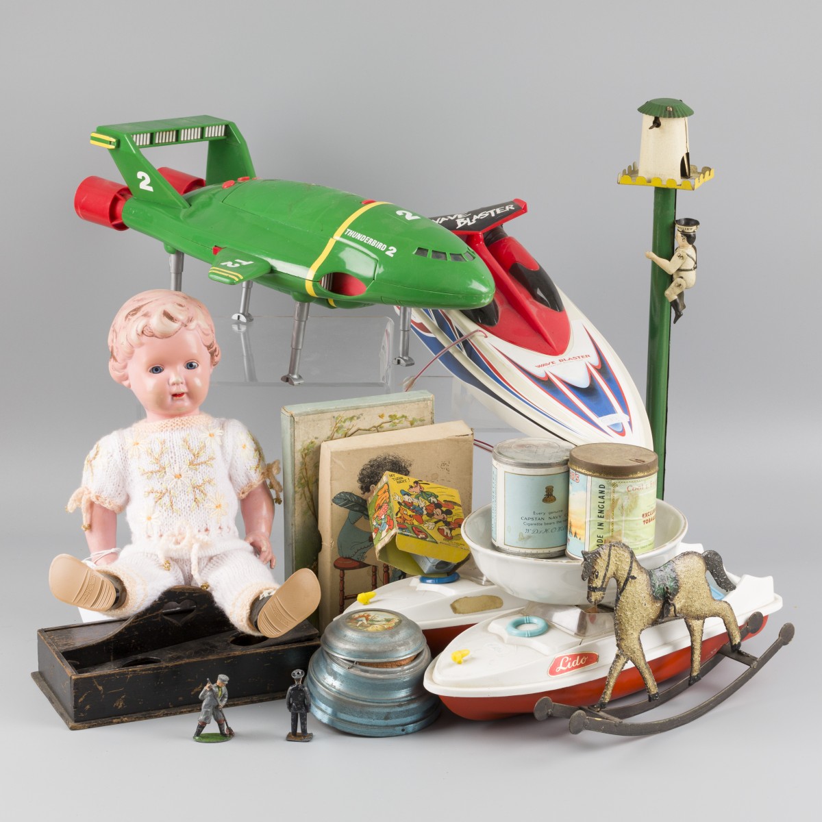 Een lot divers speelgoed waaronder een Thunderbird raket.