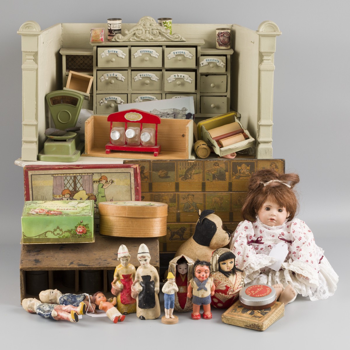 Een lot speelgoed waaronder een miniatuur kruidenierswinkel.