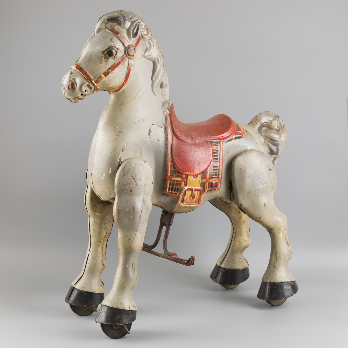 Een vintage stalen speelgoed paard "MODO", D. Sebel, ca. 1950.