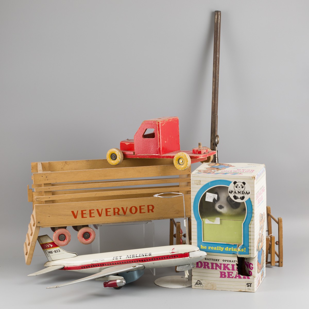 Een lot bestaande uit divers speelgoed waaronder een miniatuur vliegtuig.