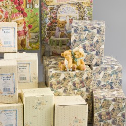 Een groot lot knuffelberen in doos.