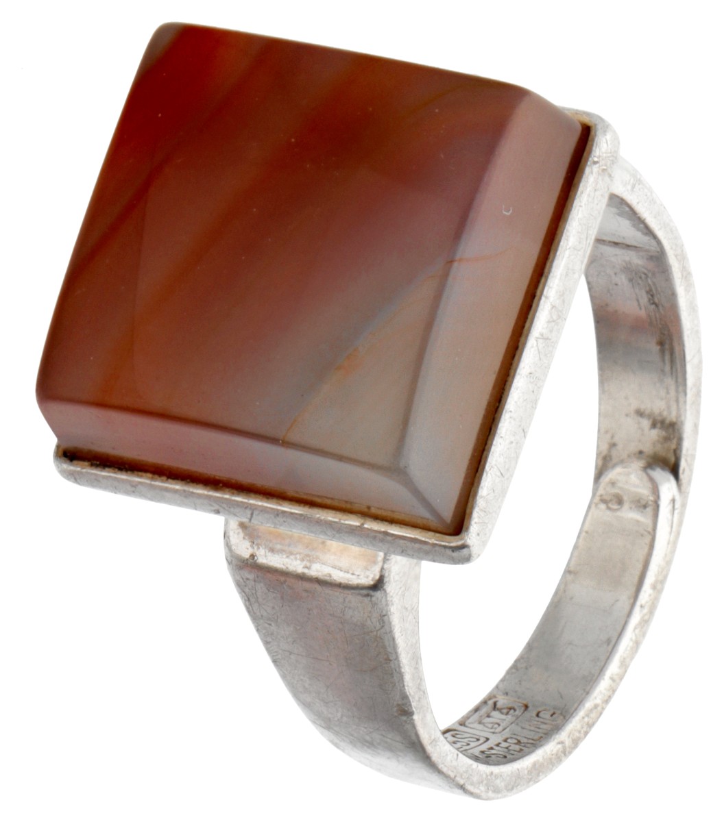 Sterling zilveren ring bezet met agaat door Noorse designer David Andersen.
