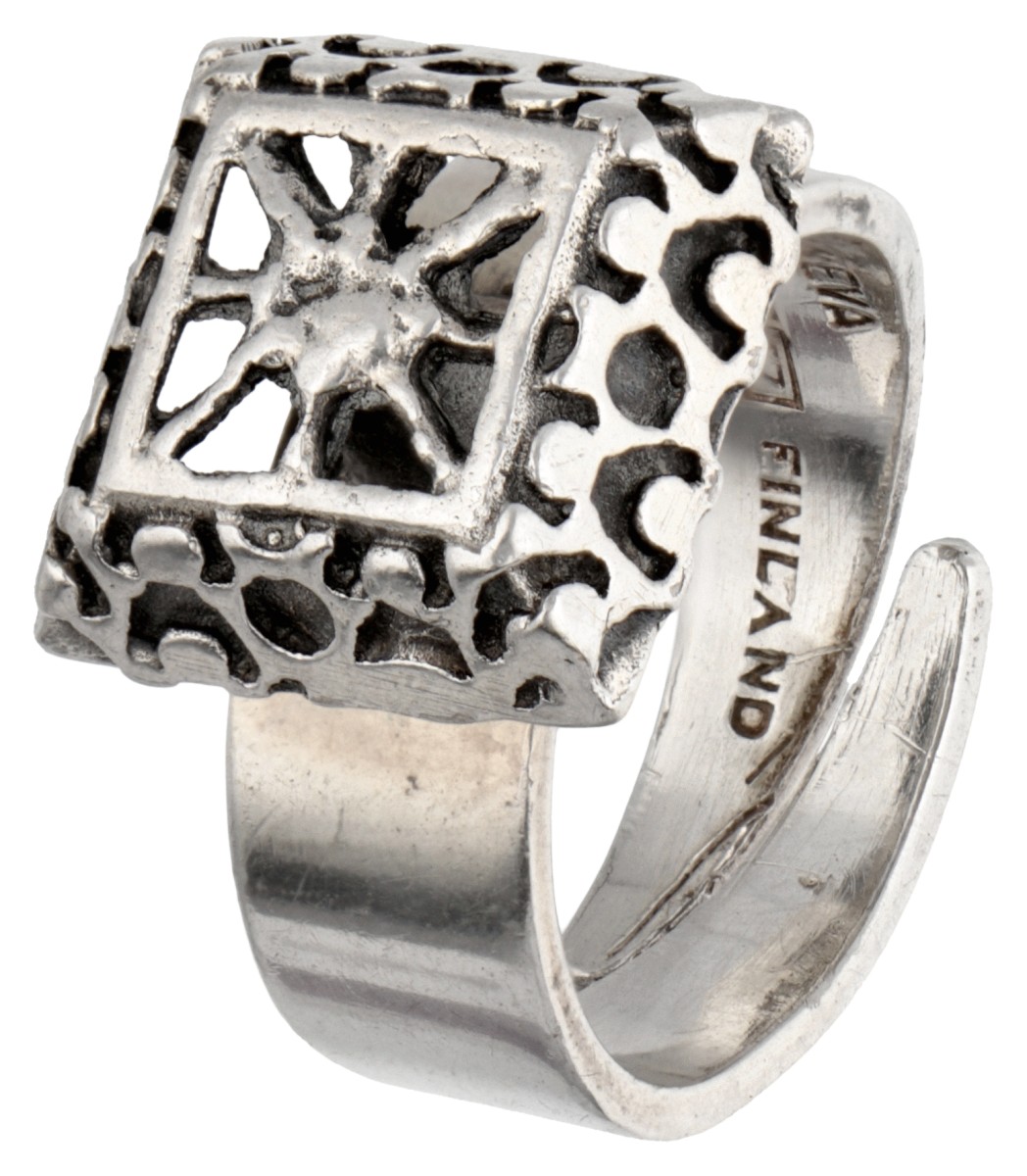 830 Zilveren ring door Finse designer Pentti Sarpaneva voor Turun Hopea.