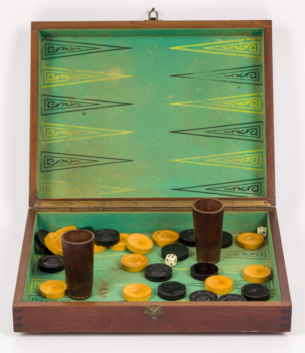Backgammon in een houten koffer.