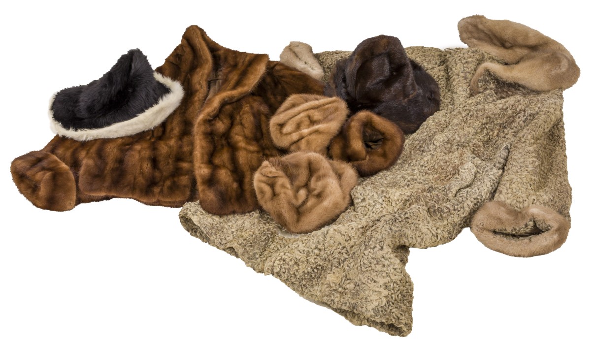 Een lot bestaande uit diverse (nep)bont mantels, 20e eeuw.