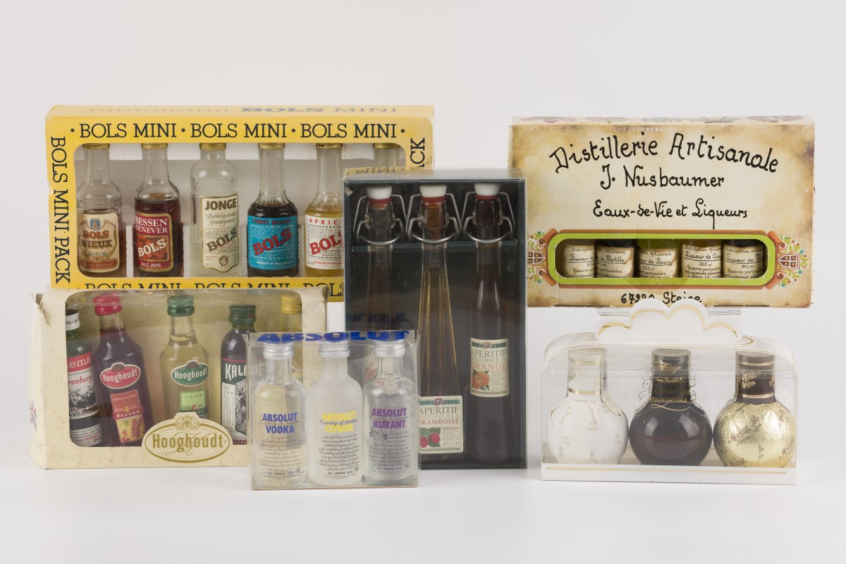 Een lot miniatuurflesjes sterke drank, 20e eeuw. 