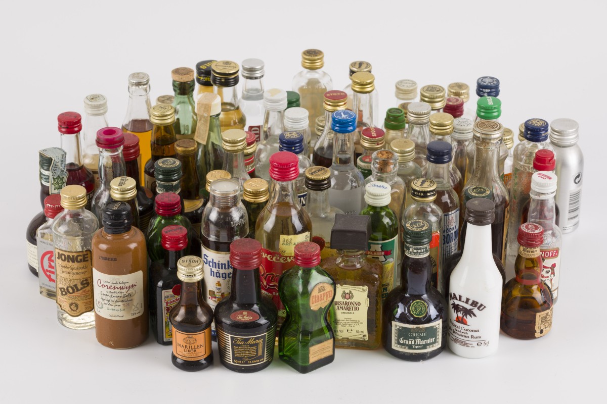 Een groot lot miniatuurflesjes sterke drank, 20e eeuw.