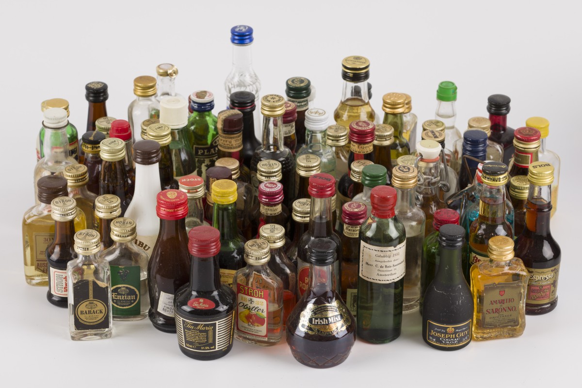 Een groot lot miniatuurflesjes sterke drank, 20e eeuw.
