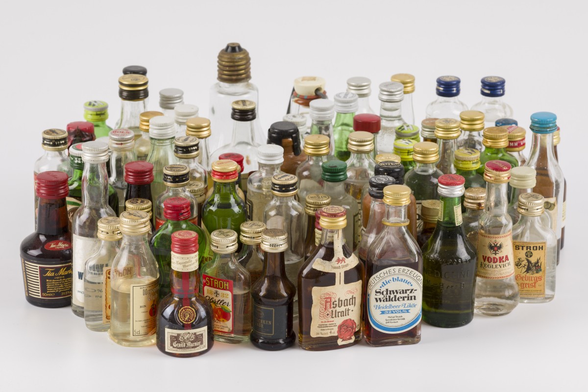Een groot lot miniatuurflesjes sterke drank, 20e eeuw.
