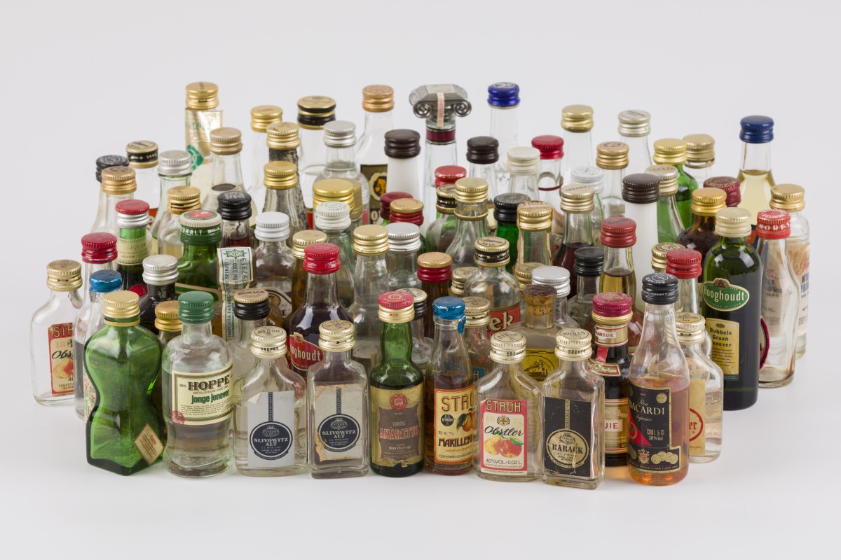 Een groot lot miniatuurflesjes sterke drank, 20e eeuw. 