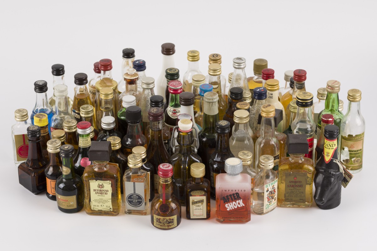 Een groot lot miniatuurflesjes sterke drank, 20e eeuw.
