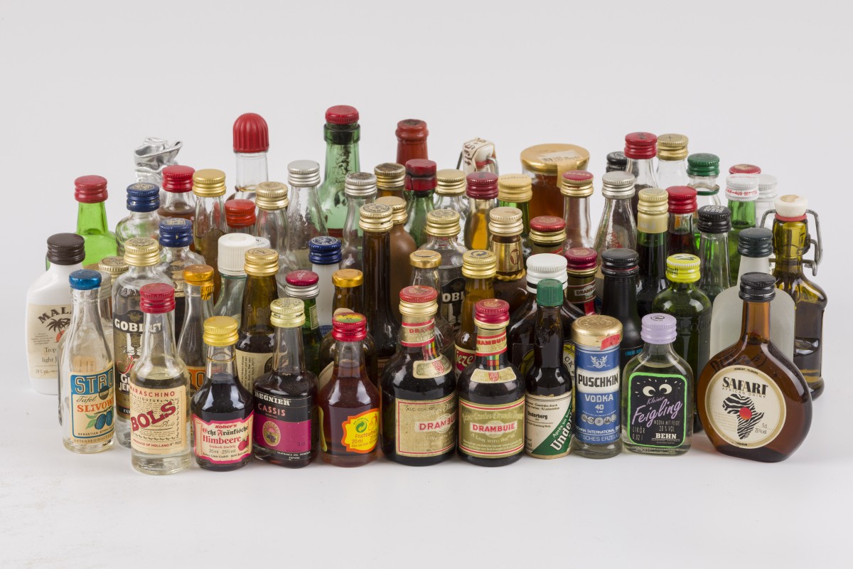 Een groot lot miniatuurflesjes sterke drank, 20e eeuw.