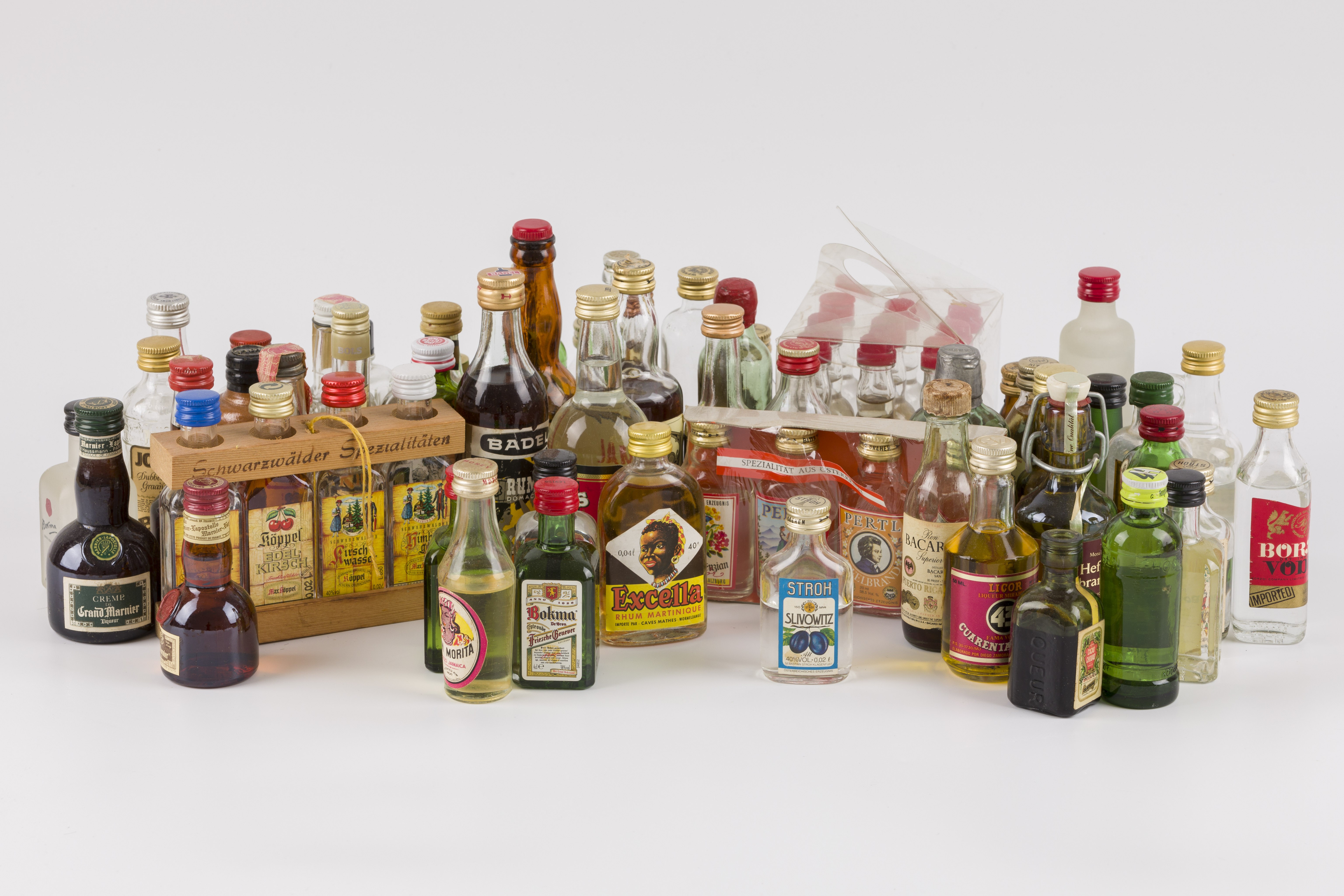 Een groot lot miniatuurflesjes sterke drank, 20e eeuw. 