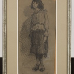 Houtskooltekening van een meisje met halflang donker haar, een licht vestje en een lange donkere rok.