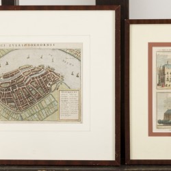 Een lot bestaande uit drie gravures. O.a. Boxhornius, Dordrecht 1634; Tirion 1742 Grote kerk en Stadhuis te Dordrecht, en Daniël Vrijdag naar Jacob van Strij, Afbeelding van het opbreeken der Belegeringhe van Dordrecht anno 1418, (uit 1795).