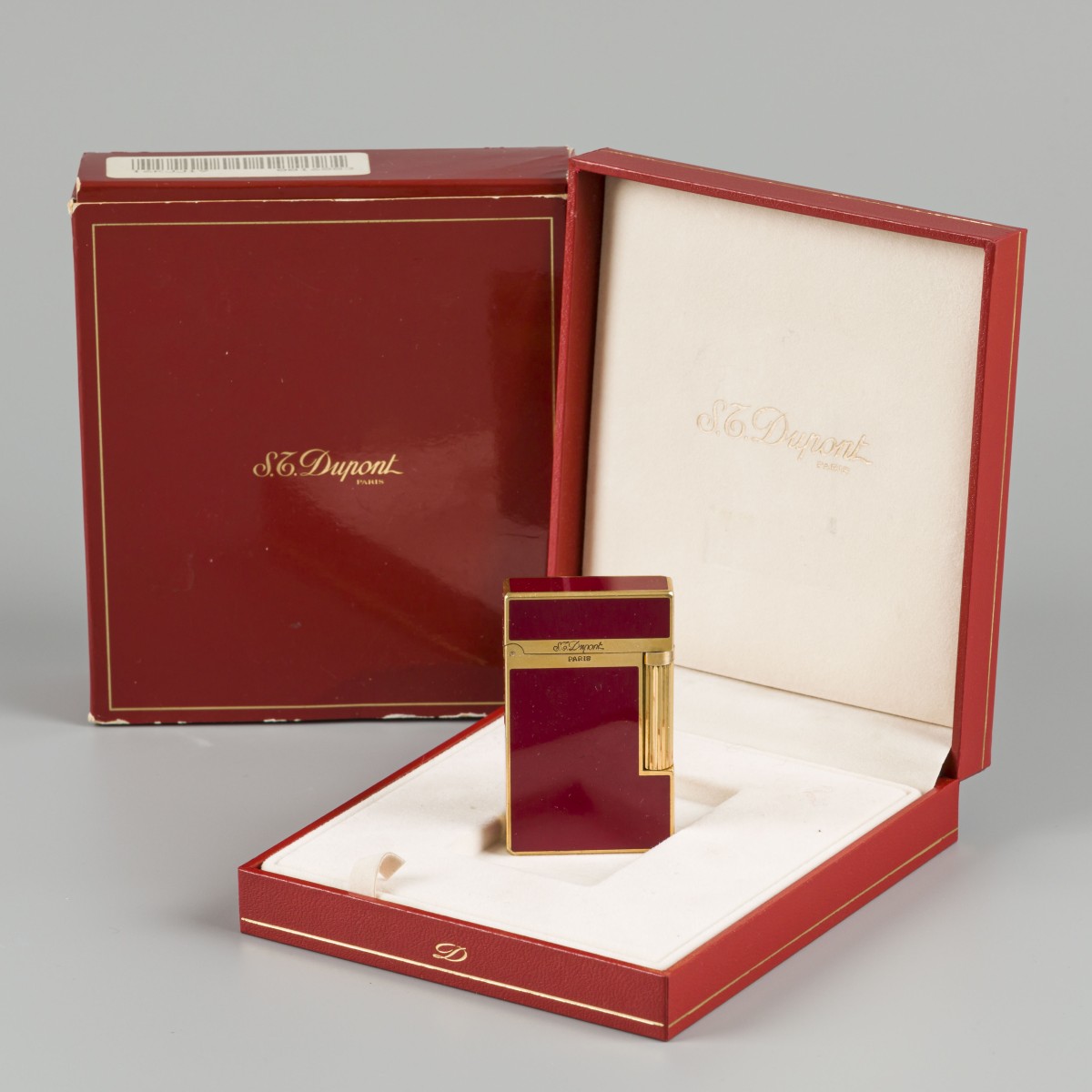 S.T. Dupont Laque-de-Chine aansteker rouge met originele doos.
