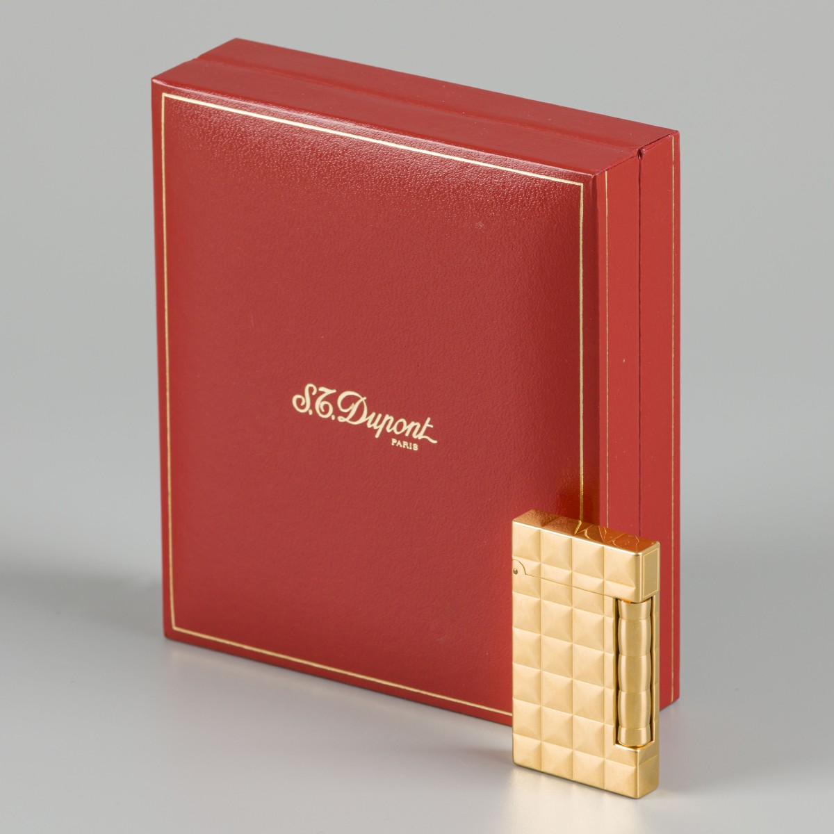 S.T. Dupont Ligne 2 Slim quilted aansteker met originele doos.