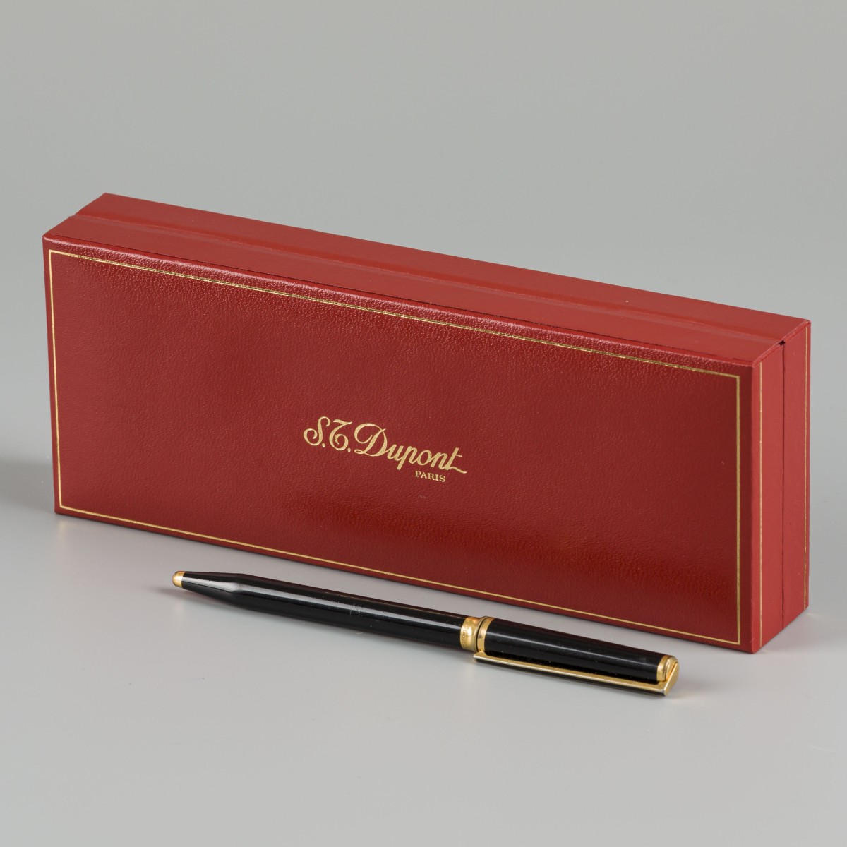 S.T. Dupont "Montparnasse" ballpoint pen zwart met originele doos.