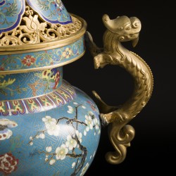 Een bronzen cloissonné koro / wierookvat, China, 20e eeuw. 