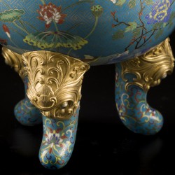 Een bronzen cloissonné koro / wierookvat, China, 20e eeuw. 